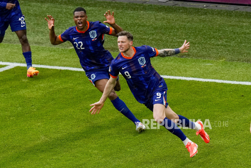 Pemain Belanda Wout Weghorst merayakan keberhasilannya mencetak gol ke gawang Polandia pada laga perdana Grup D Piala Eropa 2024. Belanda unggul tipis 2-1 atas Polandia.