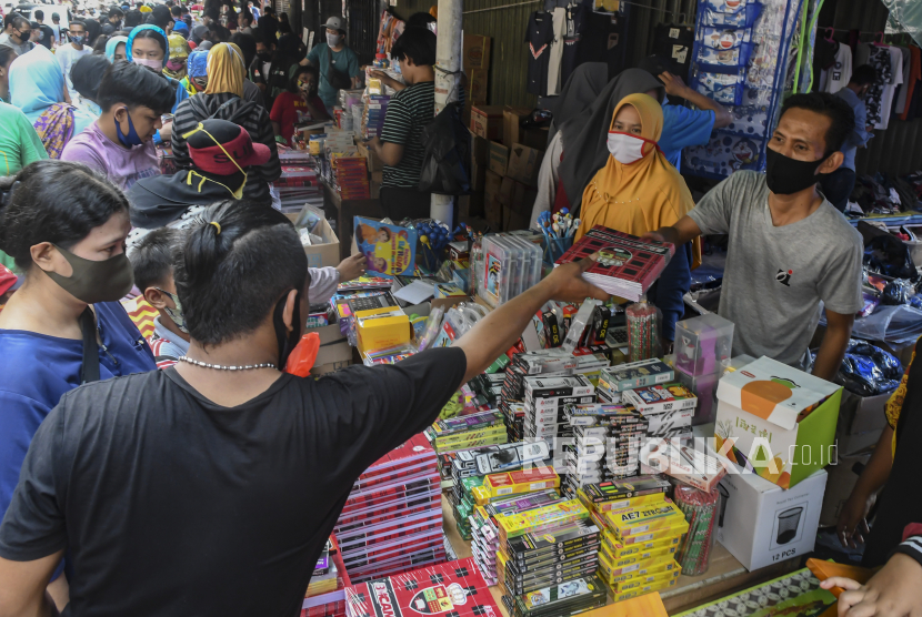 Pembeli memilih perlengkapan alat tulis di Pasar Pagi, Asemka, Jakarta Barat (ilustrasi)