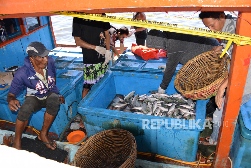 Pekerja membongkar ikan hasil tangkapan kapal nelayan. Syahbandar dan petugas kesyahbandaran di pelabuhan perikanan siap mengawal 24 jam pelaksanaan pungutan negara bukan pajak.