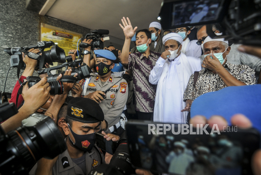 Imam Besar FPI Muhammad Rizieq Shihab bersiap menjalani pemeriksaan di Mapolda Metro Jaya, Jakarta, Sabtu (12/12). Rizieq menjalani pemeriksaan sebagai tersangka kasus pelanggaran protokol kesehatan terkait kasus kerumunan yang terjadi di Petamburan. Republika/Putra M. Akbar