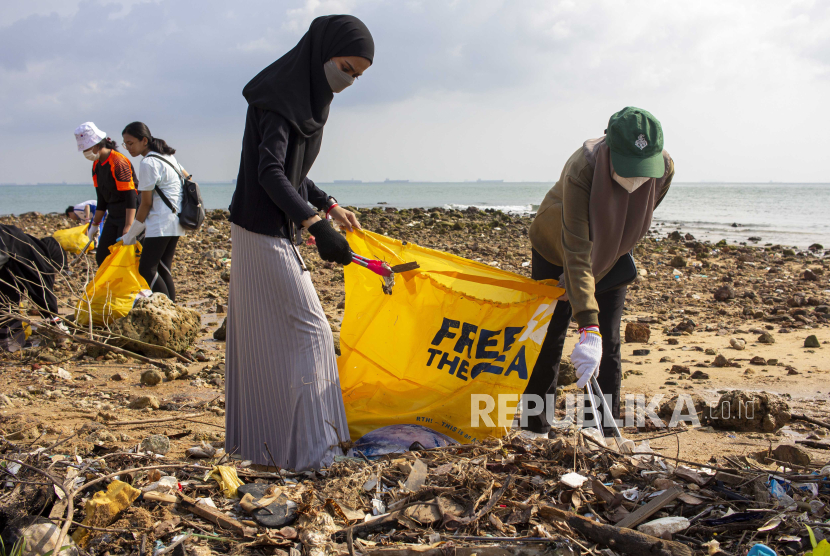 Volunteers pick up rubbish in the Bengkong Beach area, Batam, Riau Islands, Saturday (12/8/2023).