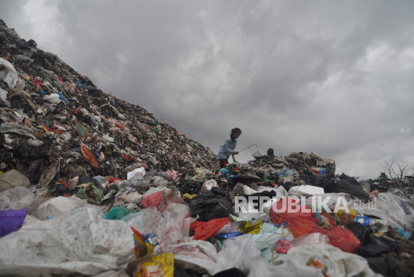 Seorang anak memilah sampah di tempat pembuangan akhir (TPA) (ilustrasi)