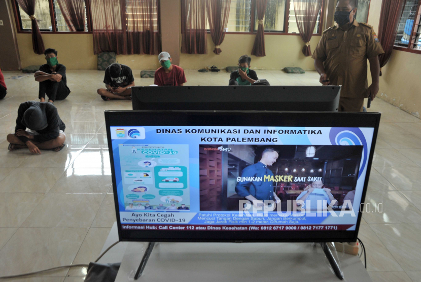 Dinas Kesehatan (Dinkes) Sumatera Selatan (Sumsel) mengingatkan masyarakat bahwa akan diberlakukan ketentuan mengenakan denda kepada warga yang tidak menggunakan masker dalam waktu dekat ini. [Foto: Ilustrasi Sejumlah warga yang terjaring razia masker di Palembang, Sumatera Selatan (Sumsel).] 