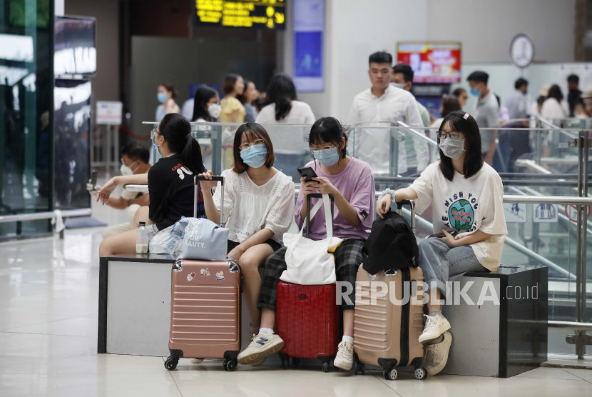 Orang-orang mengenakan masker di Bandara Internasional Noi Bai di Hanoi, Vietnam, 28 Juli 2020. Menurut laporan media, Vietnam telah mengevakuasi 80.000 orang, sebagian besar turis, dari Da Nang setelah wabah COVID-19 terdeteksi di daerah tersebut.