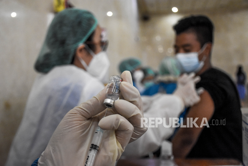 Vaksinator menyiapkan vaksin Covid-19 saat pelaksanaan Vaksinasi Merdeka di Pesantren dan Rumah Ibadah di Masjid Raya Bandung, Jalan Dalem Kaum, Kota Bandung, Selasa (7/9).