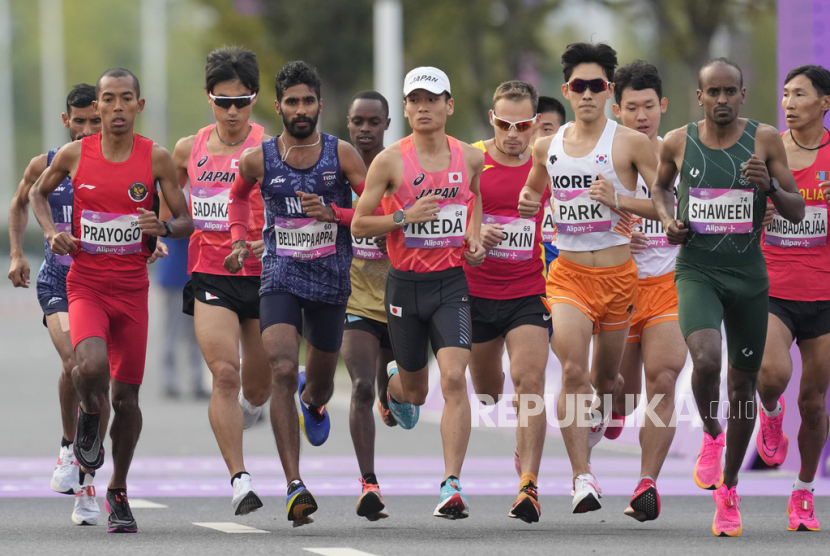Atlet lari marathon Indonesia, Agus Prayogo (paling kiri) saat tampil pada partai final nomor marathon putra Asian Games 2022 Hangzhou, Cina, Kamis (5/10/2023). 