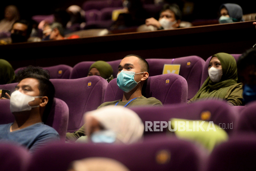 Warga sudah bisa menonton di bioskop XXI Epicentrum Kuningan, Jakarta Selatan, Ahad (31/10), seiring penurunan level PPKM di Ibu Kota (ilustrasi).