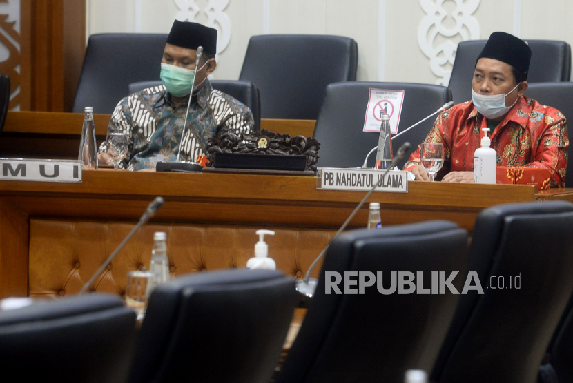 Perwakilan PP Muhammadiyah Murad Makmum (kanan) bersama Perwakilan PBNU KH Asnawi Ridwan (tengah) dan Perwakilan MUI Sholahudin Al-Aiyub (kiri) saat mengikuti Rapat Dengar Pendapat Umum dengan Badan Legislasi (Baleg) DPR di ruang Baleg, Kompleks Parlemen, Jakarta, Kamis (27/5). Rapat tersebut membahas terkait penyusunan RUU tentang Larangan Minuman Beralkohol. 