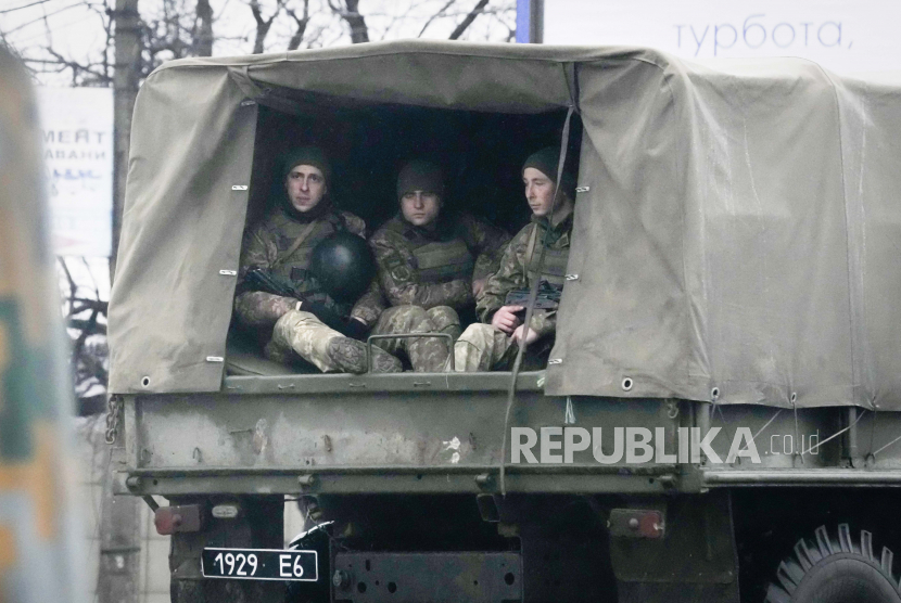 Tentara Ukraina mengendarai kendaraan militer di Mariupol, Ukraina, Kamis, 24 Februari 2022. 