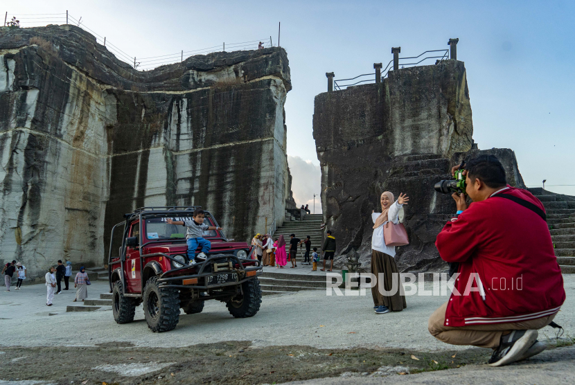 Wisatawan berfoto di atas jeep wisata di Tebing Breksi, Sambirejo, Prambanan, Sleman, D.I Yogyakarta.