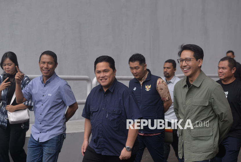 Ketua Umum PSSI Erick Thohir  (tengah)