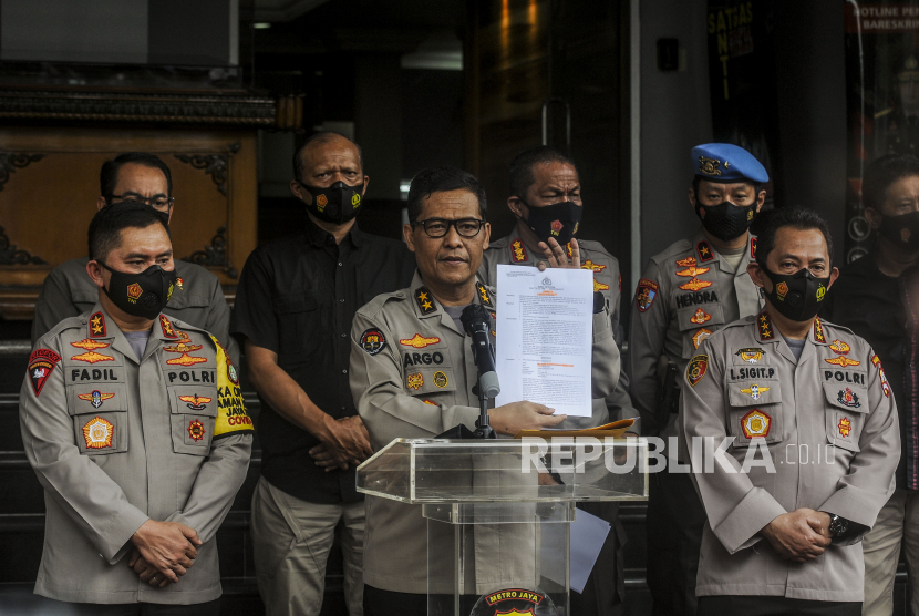 Kadiv Humas Polri Irjen Raden Prabowo Argo Yuwono (tengah).