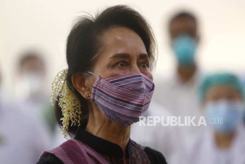 Dalam file foto 27 Jan 2021 ini, pemimpin Myanmar Aung San Suu Kyi menyaksikan vaksinasi petugas kesehatan di rumah sakit di Naypyitaw, Myanmar. Laporan mengatakan Senin, 1 Februari 2021 kudeta militer telah terjadi di Myanmar dan Suu Kyi telah ditahan dalam tahanan rumah.