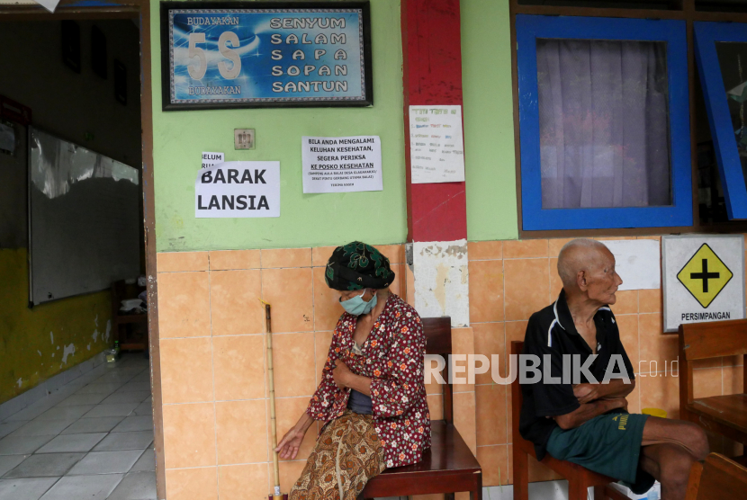 Dinas Pemberdayaan Perempuan Perlindungan Anak dan Pemberdayaan Masyarakat (DP3APM) Kota Bandung menyebutkan 384 orang lansia dinyatakan terpapar virus corona atau Covid-19. Para lansia diduga terpapar dari anggota keluarga yang masih beraktivitas atau bekerja di luar rumah.