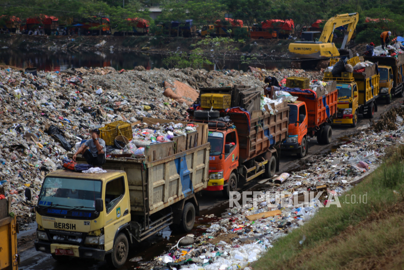 Mobil pengangkut sampah beroperasi di Tempat Pembuangan Akhir (TPA) Rawa Kucing, Kota Tangerang. Pemerintah dinilai perlu membentuk badan nasional penanggulangan bencana sampah karena Undang-Undang Nomor 18 Tahun 2008 tentang Pengelolaan Sampah belum berjalan efektif.