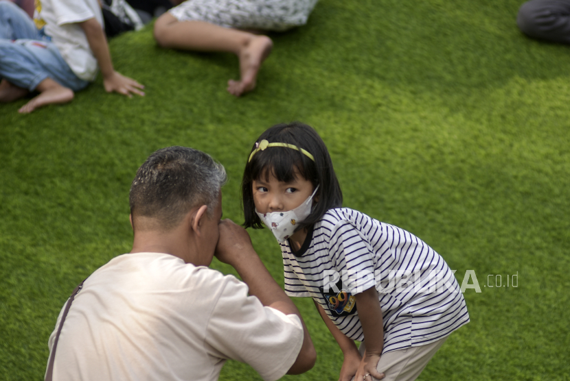Seorang anak mengenakan masker saat beraktivitas di kawasan Taman Monumen Perjuangan Rakyat Jawa Barat, Bandung, Jawa Barat, Ahad (17/12/2023). 
