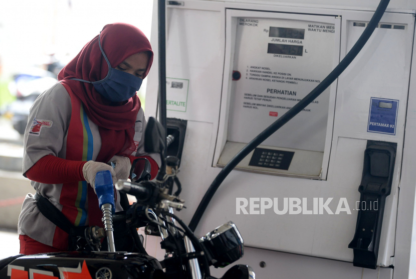 Petugas mengisi bahan bakar minyak (BBM) nonsubsidi di SPBU Pertamina. ilustrasi
