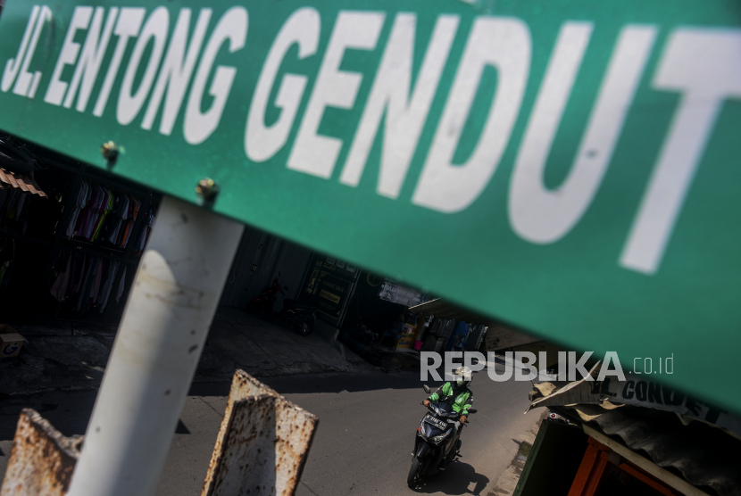 Kendaraan melintas di Jalan Entong Gendut yang sebelumnya bernama Jalan Budaya di Condet, Jakarta Timur, Selasa (28/6/2022). 