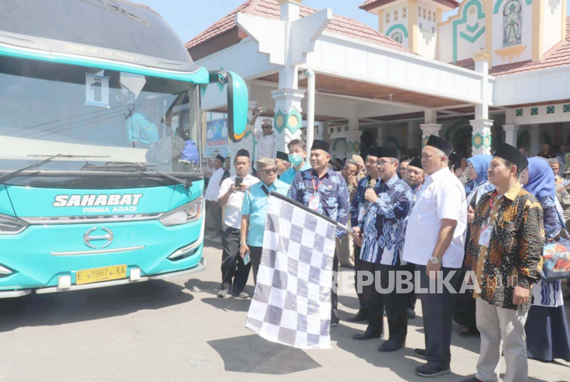 Bupati Cirebon, Imron, melepas 366 calhaj asal Kabupaten Cirebon, Rabu (31/5/2023). 