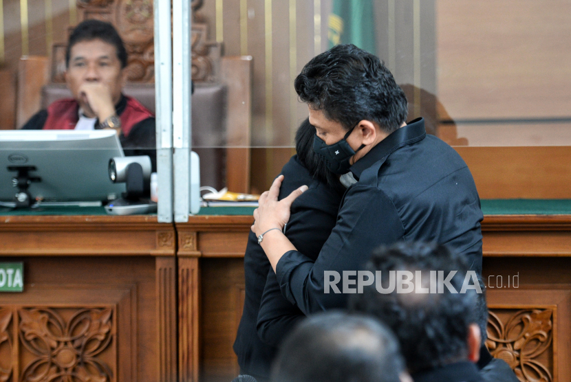 Terdakwa kasus dugaan pembunuhan berencana terhadap Brigadir Nofriansyah Yosua Hutabarat alias Brigadir J, Ferdy Sambo (kanan) dan istrinya Putri Candrawathi (kiri) saat dihadirkan secara bersama dalam sidang lanjutan di Pengadilan Negeri Jakarta Selatan, Jakarta, Selasa (1/11/2022). Sidang tersebut beragendakan mendengarkan pemeriksaan sejumlah saksi. Jaksa penuntut umum (JPU) menghadirkan sebanyak 12 saksi dari keluarga Brigadir yakni Samuel Hutabarat, Rosti Simanjuntak, Mahareza Rizky, Yuni Artika hutabarat, Devianita Hutabarat, Novitasari Nadea, Rohani Simanjuntak, Sanggah Parulian, Rosline Emika Simanjuntak, Indrawanto Pasaribu, pengacara keluarga Kamarudin Simanjuntak dan kekasihnya Brigadir J Vera Mareta Simanjuntak. Republika/Thoudy Badai
