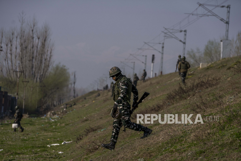 Tentara paramiliter India berpatroli di dekat lokasi baku tembak di pinggiran Srinagar, India, Rabu, 16 Maret 2022.