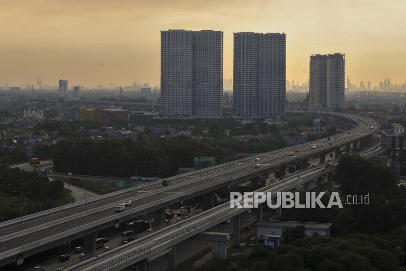 Suasana jalan tol layang (elevated) Jakarta-Cikampek II di Bekasi, Jawa Barat, ilustrasi. Jasa Marga akan membuka kembali tol layang Jakarta-Cikampek sevara bertahap.