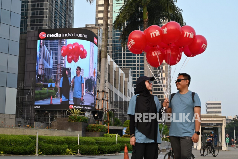 Layar Besar yang menempel pada Facade Gedung Bursa Efek Indonesia (IDX) Jakarta jadi lokasi selfi warga karena mirip Time Square New York.