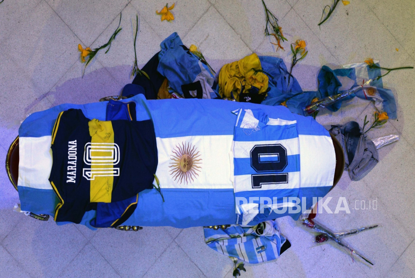  Dalam foto yang dirilis oleh Kepresidenan Argentina, peti mati dengan sisa-sisa Diego Maradona terletak di negara bagian di dalam istana kepresidenan di Buenos Aires, Argentina, Kamis, 26 November 2020. Pemain sepak bola hebat Argentina yang termasuk di antara pemain terbaik yang pernah dan yang memimpin negaranya meraih gelar Piala Dunia 1986 meninggal karena serangan jantung di rumahnya Rabu. Dia berusia 60 tahun.
