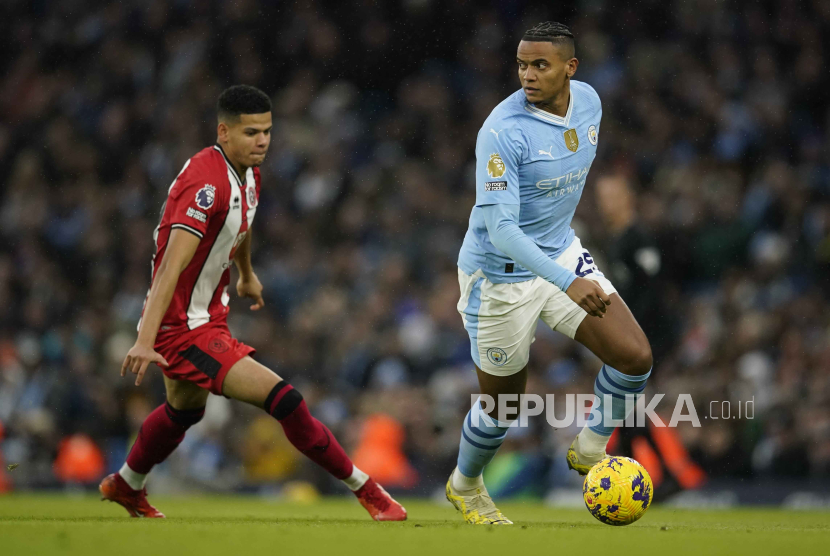 Bek Manchester City Manuel Akanji (kanan).