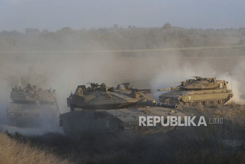 Tank Israel bergerak di dekat perbatasan Israel Gaza, Israel, Rabu (11/10/2023).