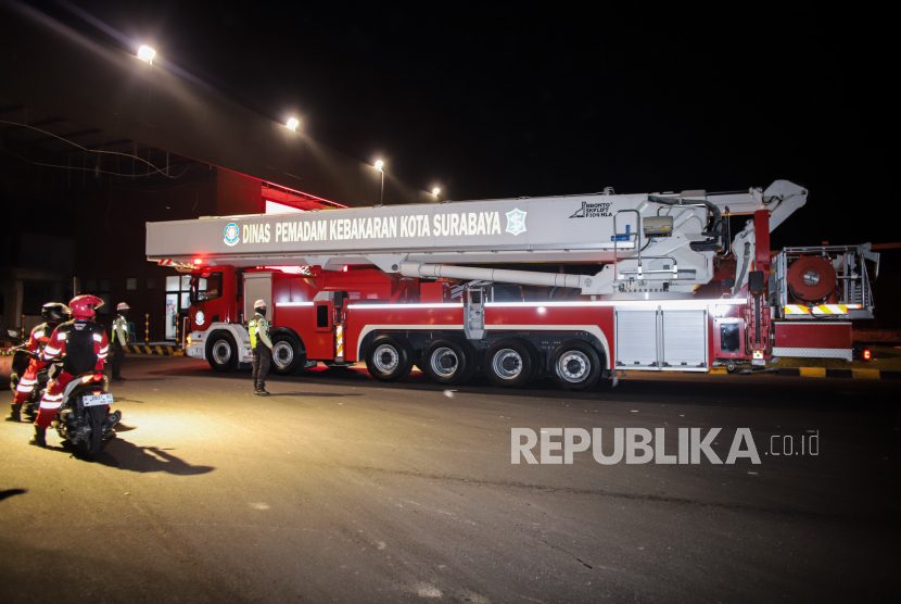 Bronto Skylift fire fighting vehicle enters the fire area in Java Integrated and Industrial Port Estate Special Economic Area (KEK JIIPE), Gresik, East Java, Monday (14/10/2024). The fire that occurred at the PT Freeport Indonesia (PTFI) smelter sulfuric acid plant is still under investigation by officers and there were no fatalities in the incident.