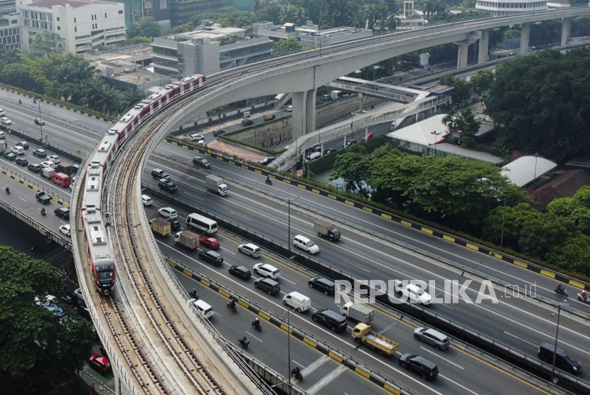 Rangkaian kereta Light Rail Transit (LRT) melintasi jembatan lengkung di Jakarta, Kamis (3/8/2023). 
