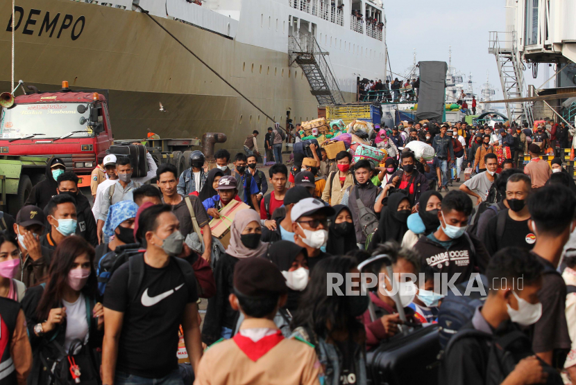 Penumpang berjalan turun dari Kapal Motor (KM) Gunung Dempo yang bersandar di Dermaga Jamrud Utara, Pelabuhan Tanjung Perak, Surabaya, Jawa Timur, Jumat (29/4/2022). (Ilustrasi)