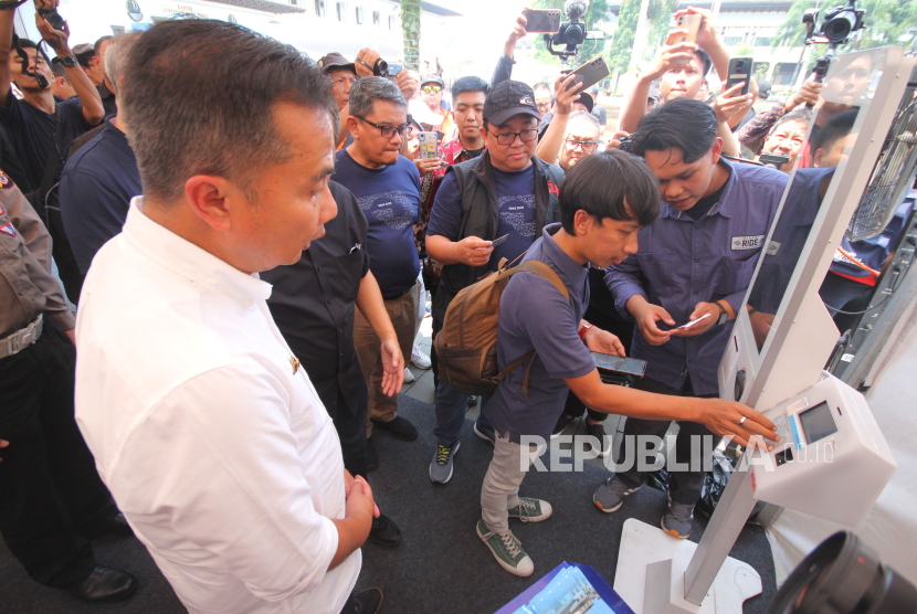 Pj Gubernur Jawa Barat (Jabar) Bey Machmudin meninjau alat pembayaran pajak kendraan bermotor digital 