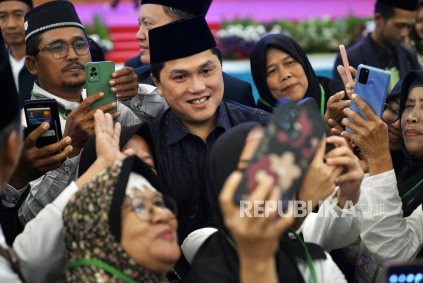 Menteri BUMN Erick Thohir berswafoto dengan para peserta Harlah dan Rakernas PB Al-Khairiyah di Gedung MPR, Kompleks Parlemen Senayan, Jakarta, Sabtu (6/5/2023).