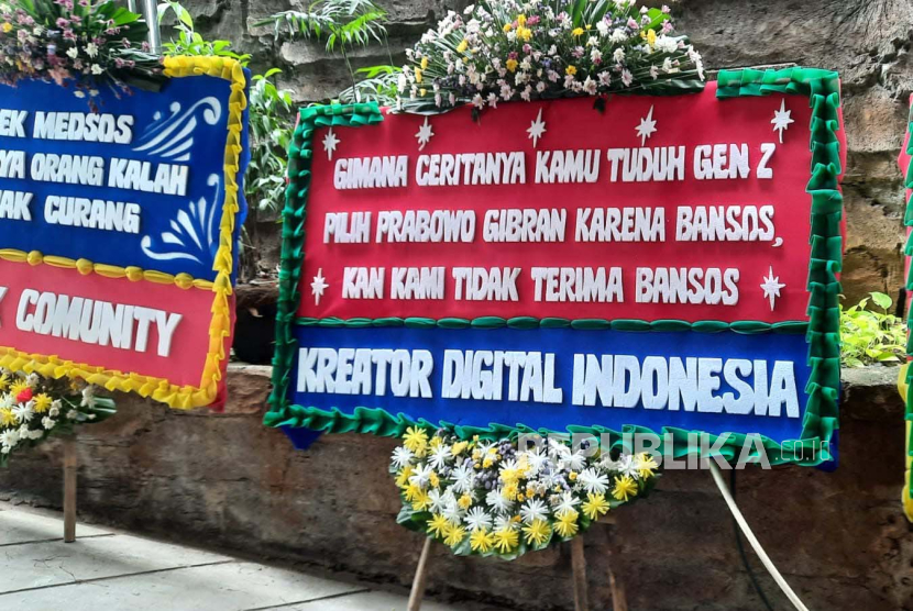 Belasan karangan bunga dengan narasi menyindir Anies-Muhaimin dan Ganjar-Mahfud terpampang di samping kantin Gedung Mahkamah Konstitusi (MK), Jakarta Pusat, Jumat (19/4/2024). 