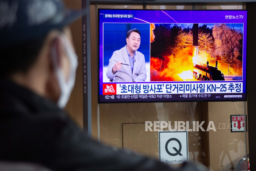 Seorang pria menonton laporan berita peluncuran rudal Korea Utara di sebuah stasiun di Seoul, Korea Selatan, 13 Mei 2022. 