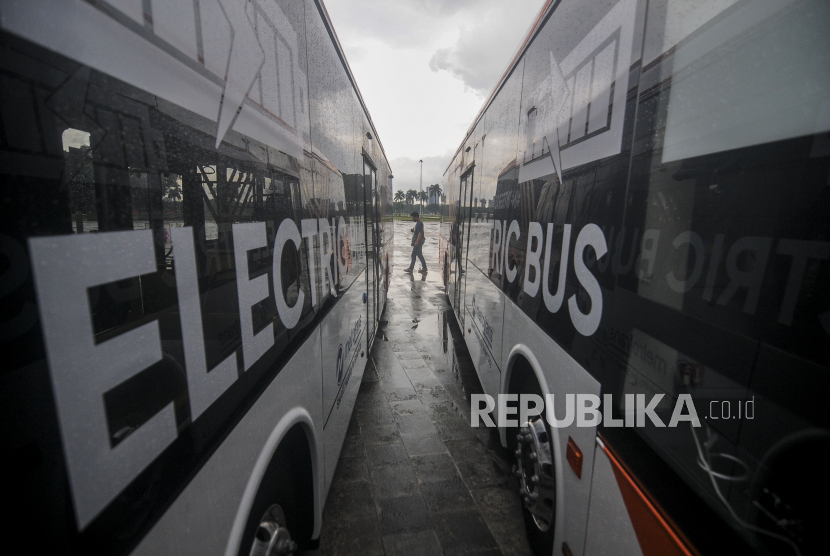 Petugas berjalan di dekat bus listrik (ilustrasi). Pembuatan Bus Listrik Merah Putih untuk melancarkan kegiatan Presidensi G20 Indonesia yang akan berlangsung di Bali pada November 2022 ditarget rampung pada Oktober 2022.