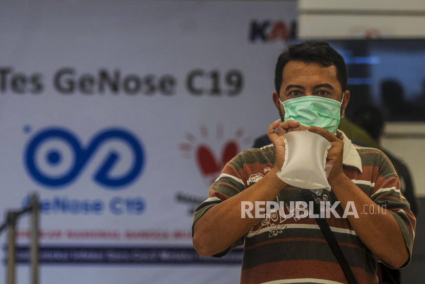 Calon penumpang kereta api menghembuskan nafasnya ke dalam kantong untuk dites COVID-19 dengan GeNose C19 di Stasiun Pasar Senen, Jakarta. (ilustrasi)