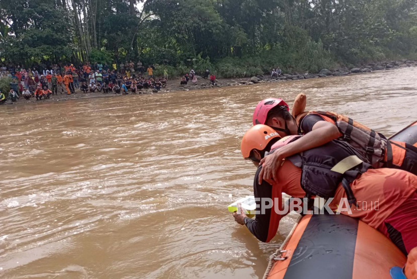 Tim SAR menyusuri Sungai Cimandiri di Kampung Tegaldatar, Desa Cibatu, Kecamatan Cikembar Kabupaten Sukabumi.