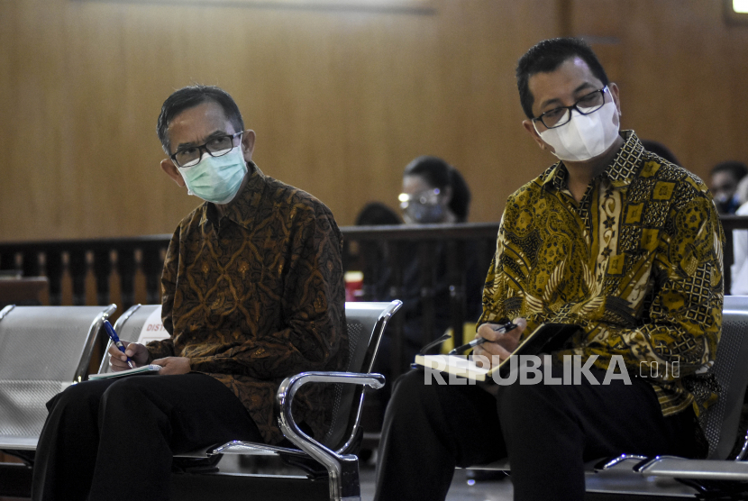 Terdakwa kasus dugaan korupsi kegiatan penjualan dan pemasaran PT Dirgantara Indonesia Budi Santoso (kiri) dan Irzal Rinaldi Zailani (kanan) 