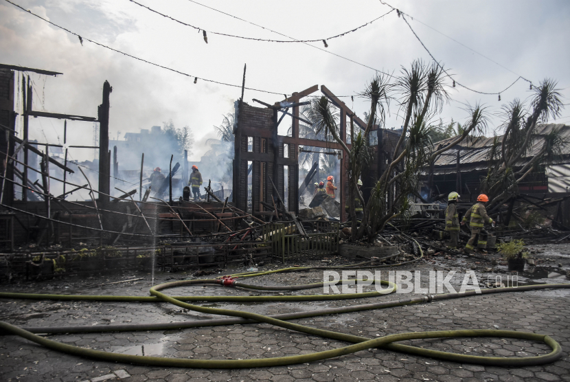 Petugas Dinas Kebakaran dan Penanggulangan Bencana (Diskar PB) Kota Bandung memadamkan api yang membakar Rumah Makan Ampera, Jalan Soekarno Hatta, Kota Bandung, Kamis (12/1/2023). 