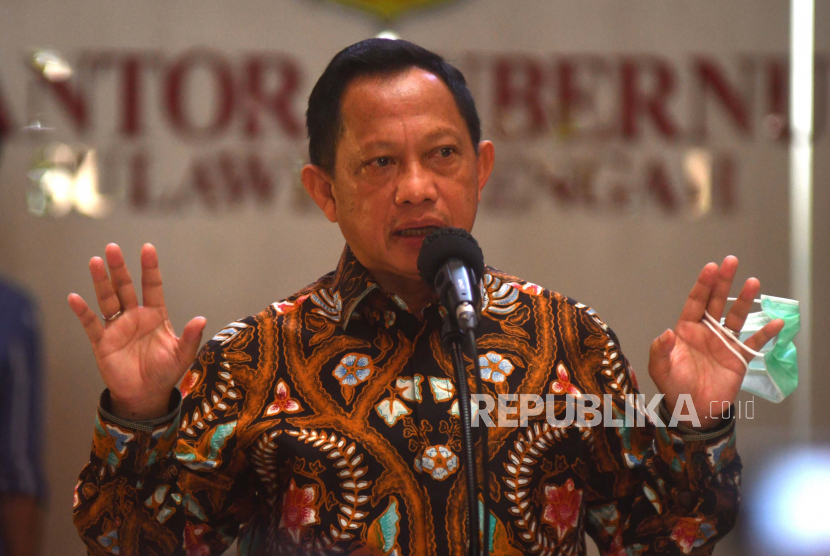 Mendagri Tito Karnavian menjawab pertanyaan wartawan usai melaksanakan rapat persiapan pelaksanaan Pilkada serentak tahun 2020 di Palu, Sulawesi Tengah, Jumat (17/7/2020).Kunjungan kerja mendagri tersebut untuk mengecek kesiapan dan pemantapan penyelenggaraan pilkada serentak pada 9 Desember 2020. 