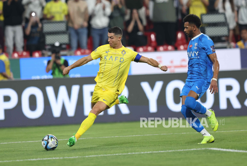   Cristiano Ronaldo (L) of Al-Nassr in action during the semifinal soccer match of the Saudi Super Cup between Al-Hilal and Al-Nassr in Abu Dhabi, United Arab Emirates, 08 April 2024.  