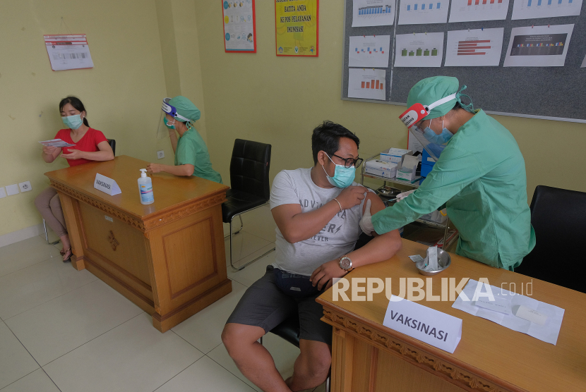 Tim medis menyuntikkan vaksin kepada sejumlah warga dalam simulasi uji coba vaksinasi COVID-19 di Puskesmas Abiansemal I, Badung, Bali, Selasa (6/10/2020). Simulasi uji coba vaksinasi COVID-19 yang diikuti puluhan warga tersebut untuk mengukur kesiapan dan kesigapan para tim medis di puskesmas itu yang rencananya dikunjungi Presiden Republik Indonesia Joko Widodo pada awal tahun depan.