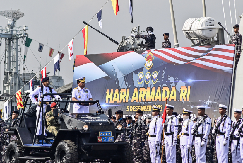 Kepala Staf Angkatan Laut (KSAL) Laksamana TNI Muhammad Ali (ketiga kiri) melakukan inspeksi pasukan saat upacara peringatan Hari Armada di Kompleks Satuan Koarmada I Pondok Dayung, Jakarta. 