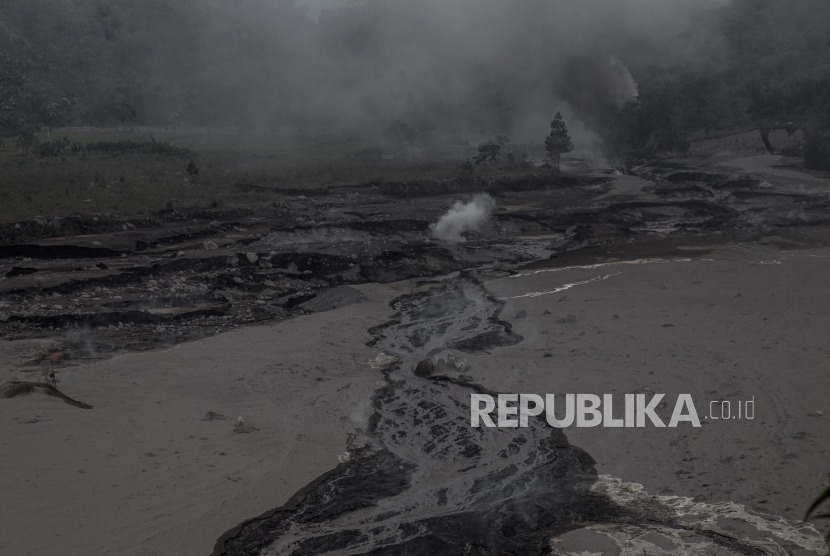  Aliran lahar turun dari Gunung Semeru dilihat dari Lumajang, Jawa Timur, Indonesia, 02 Desember 2020. Gunung berapi Semeru meletus pada 01 Desember, memuntahkan abu panas 3.000 meter di lerengnya, menyebabkan kepanikan di antara penduduk desa. Pihak berwenang dalam keadaan siaga tinggi karena beberapa gunung berapi menunjukkan peningkatan aktivitas vulkanik.