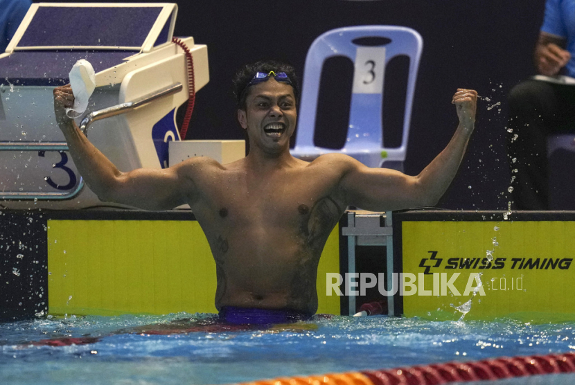 I Gede Siman Sudartawa merayakan keberhasilan meraih emas nomor 50 meter gaya punggung putra dengan catatan waktu 25,16 detik pada SEA Games 2025.