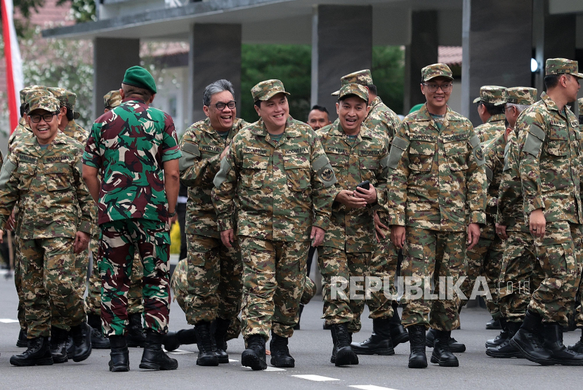 Menteri BUMN Erick Thohir berjalan bersama untuk mengikuti acara Parade Senja di Akademi Militer (Akmil) Magelang, Jawa Tengah, Jumat (25/10/2024). 