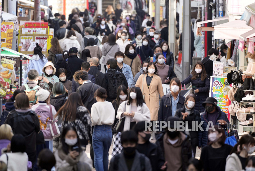  Pejalan kaki yang mengenakan masker pelindung memadati jalan di distrik mode Omotesando di Tokyo, Jepang, 30 November 2021. Pemerintah Metropolitan Tokyo telah mengkonfirmasi 21 infeksi virus corona (COVID-19) baru karena jumlah orang yang baru terinfeksi per hari tetap di bawah 30 untuk 19 hari berturut-turut di ibukota Jepang. Sementara Jepang mempertahankan jumlah infeksi baru COVID-19 yang rendah, pemerintah mengumumkan telah menemukan kasus infeksi pertama oleh varian Omicron baru.